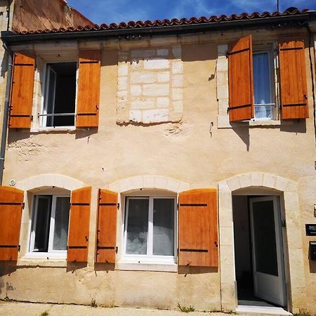 Maison De Ville Pres Du Port Bourg-sur-Gironde Luaran gambar